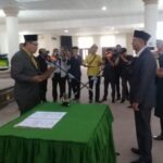 Ketua DPRD OI Resmi Lantik PAW Pursaid, Ini Penggantinya.