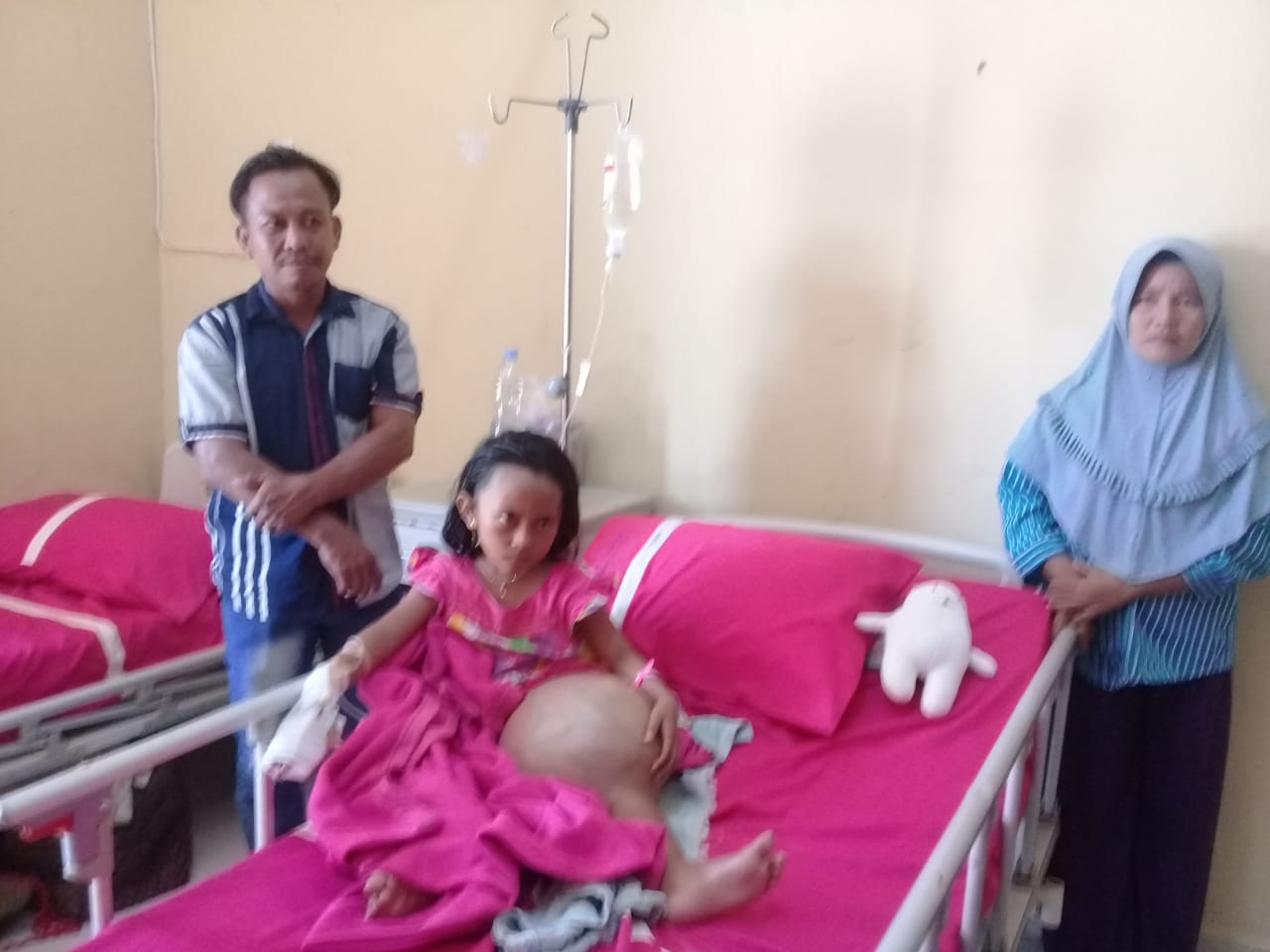 Annisa Atifa Pengidap Panyakit Kanker Tulang Butuh Uluran Tangan