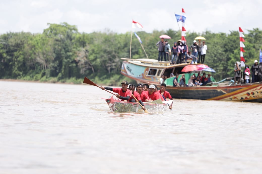 Lomba Perahu Bidar di Muba Berhadiah Satu Ekor Sapi