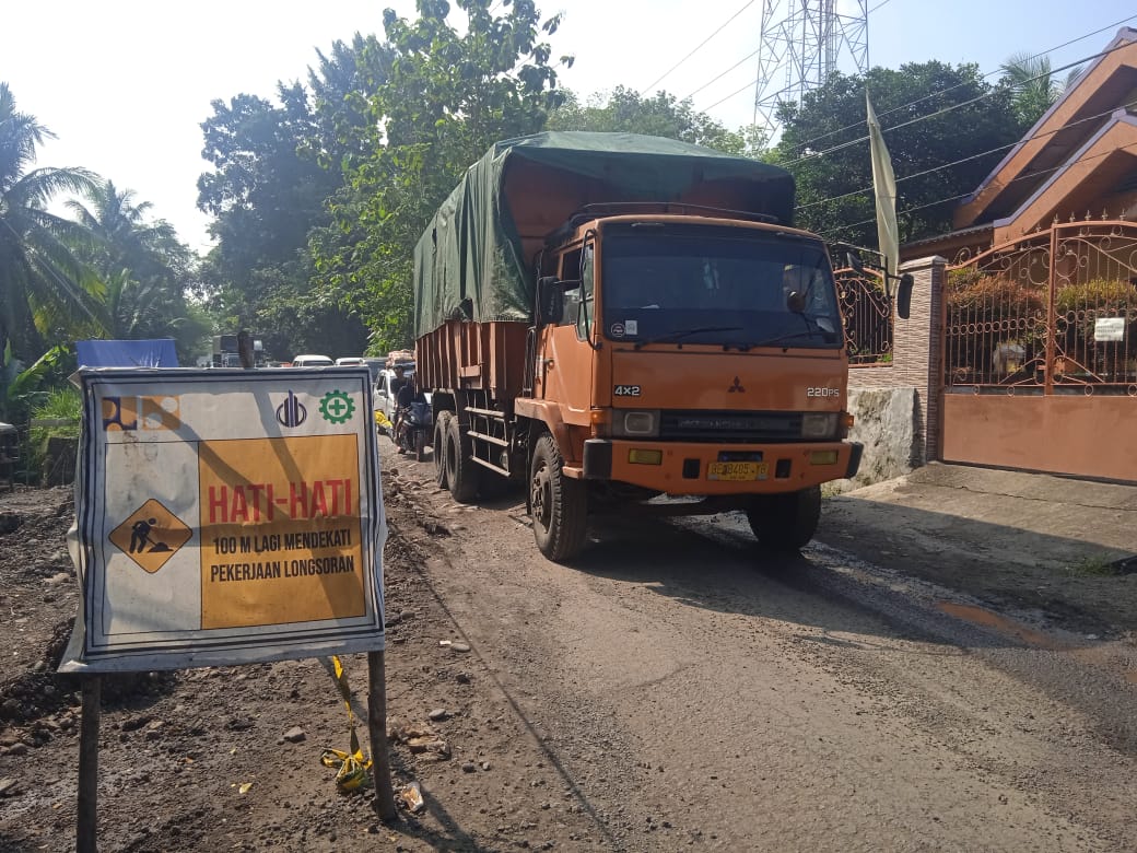 Perbaikan Jalan Lintas Prabumulih – Baturaja Dikeluhkan Warga