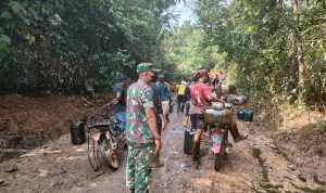 Evakuasi Warga dan Amankan Lokasi Semburan Minyak di Keluang