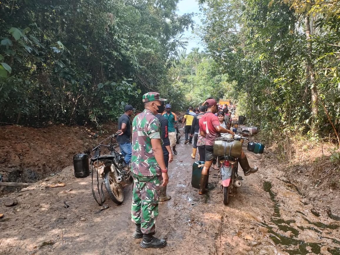 Evakuasi Warga dan Amankan Lokasi Semburan Minyak di Keluang