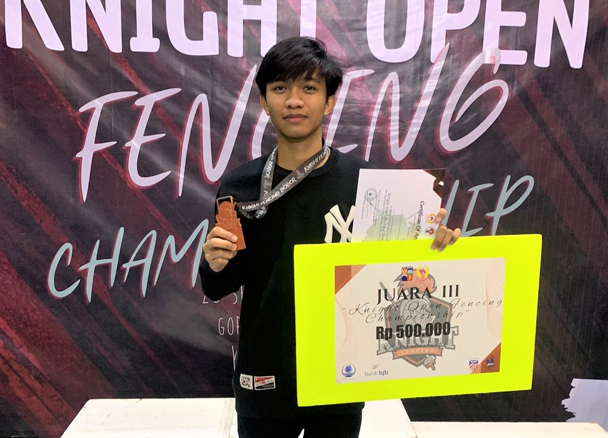 Mahasiswa UBD Raih Juara di Ajang Knight Open Fencing Championship