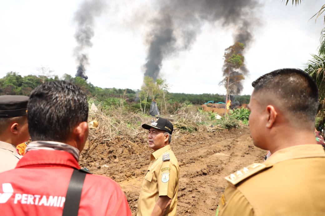 Turun ke Lokasi, Tegaskan Setop Semua Aktifitas di Titik Semburan Api