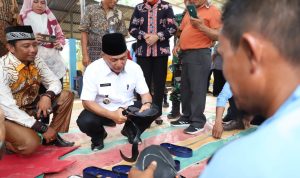 Produksi Sandal Jepit di Muba, Setengah Jam Langsung Jadi