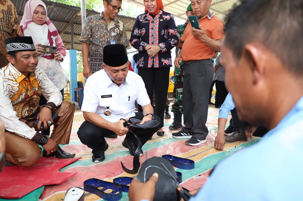 Produksi Sandal Jepit di Muba, Setengah Jam Langsung Jadi