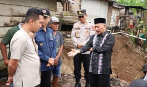 Prihatin, Kamar Mandi Nenek Siti Nurbaya Ambruk ke Sungai akibat longsor