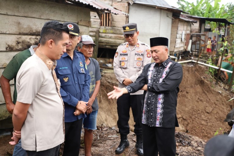 Prihatin, Kamar Mandi Nenek Siti Nurbaya Ambruk ke Sungai akibat longsor