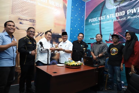 Pj Bupati Apriyadi Podcast Bareng PWI Muba Bahas MVC dan Berdayakan SDM Lokal