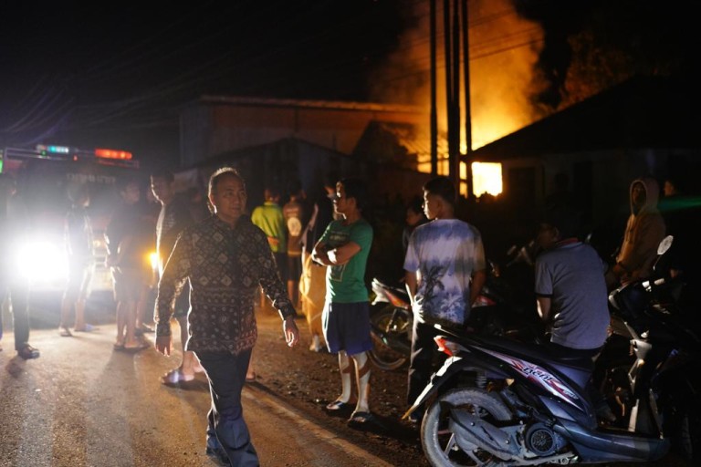 Turun dari Mobil, Pj Bupati Apriyadi Bantu Warga Korban Kebakaran di Sungai Lilin