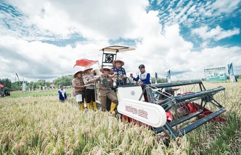 Bupati OKUT Panen Raya Bersama PT Agricon Indonesia