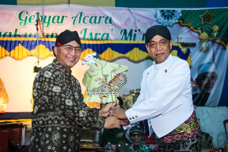 Pj Bupati Muba Saksikan Wayang Kulit Semalam Suntuk HUT Desa Sumber Rejeki ke-42