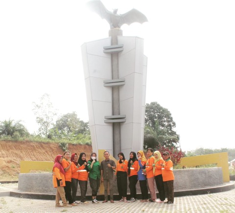 Dinas Lingkungan Hidup Muba Bersihkan Tugu Kecamatan Keluang