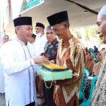 Pulang Kampung, Pj Bupati Apriyadi Salurkan Bantuan untuk Dhuafa