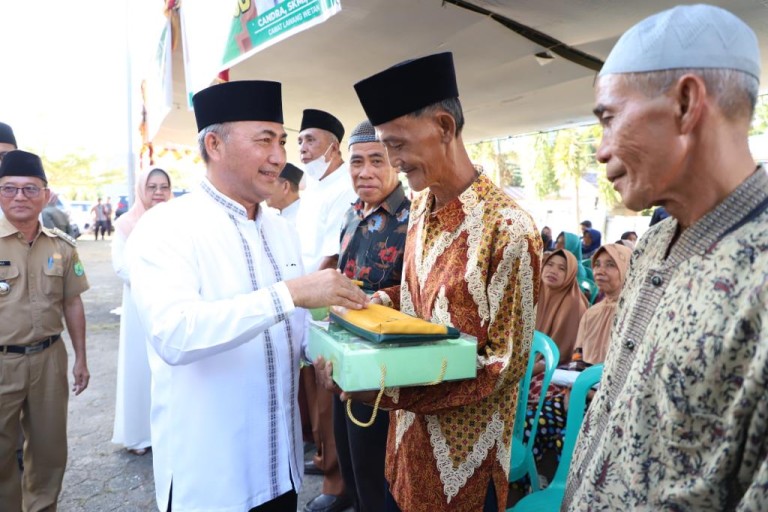 Pulang Kampung, Pj Bupati Apriyadi Salurkan Bantuan untuk Dhuafa