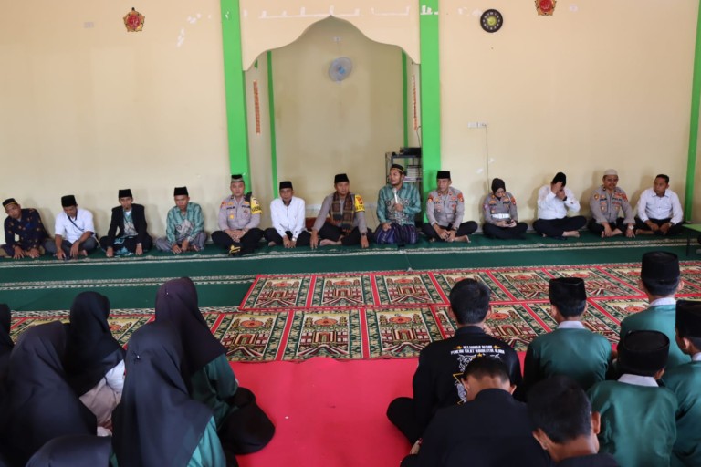 Kapolres Mura Kunjungi Pondok Pesantren Daarul Huffadz An-Nahdliyah untuk Perkuat Silaturahmi dengan Tokoh Agama dan Jalin Kemitraan