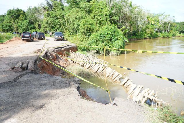 Tinjau Ruas Jalan Provinsi Penghubung OI-OKU yang Amblas, Dinas PUBMTR Diinstruksikan Segera Lakukan Perbaikan