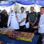 Bagikan Minyak dan Telur, Fitri Tanyakan Nama Walikota Palembang ke Warga