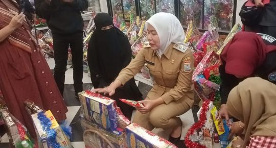 Sidak Toko Parsel, Wawako Fitrianti Temukan Kemasan Parsel Nyaris Kedaluwarsa