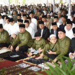 HD dan Keluarga Sholat Ied Berjemaah Bersama Ribuan Umat Muslim di Masjid Agung Palembang