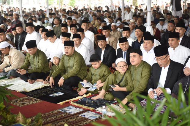 HD dan Keluarga Sholat Ied Berjemaah Bersama Ribuan Umat Muslim di Masjid Agung Palembang