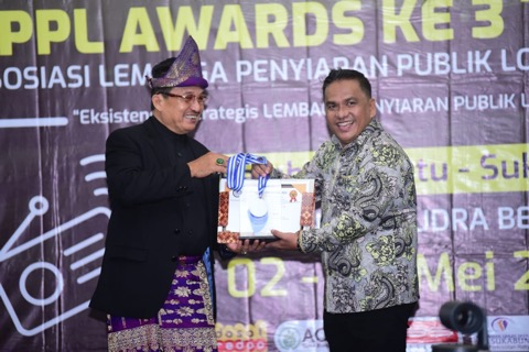 Peduli Radio , Pj Bupati H Apriyadi Menerima reward dari Asosiasi LPPL Radio dan Televisi Indonesia