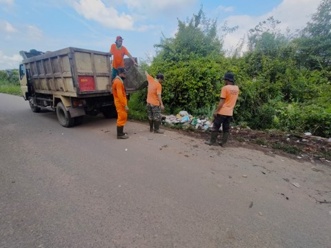 Respon Cepat, DLH Muba Bersihkan TPS Liar di Kecamatan Sekayu