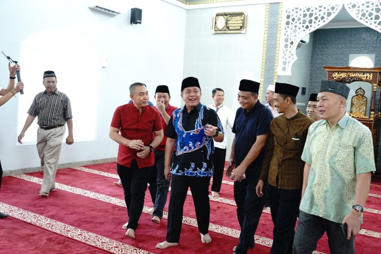 Berbagi di Hari Raya Idul Adha 1444 H, Gubernur Herman Deru Serahkan Sapi Qurban ke Sejumlah Masjid 