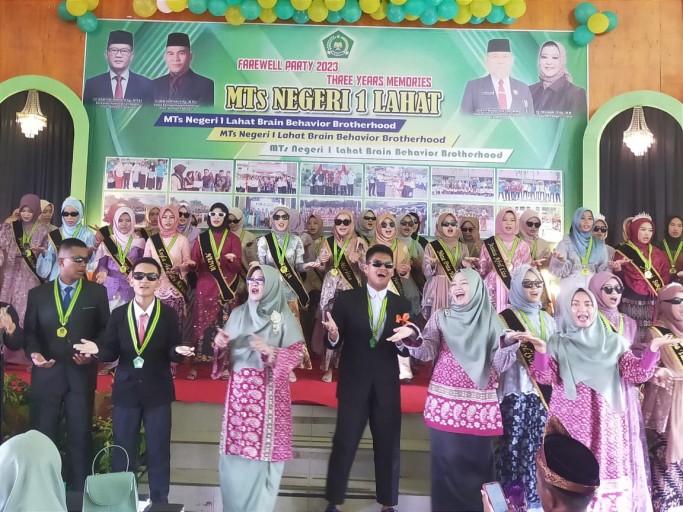 Kepala MtsN 1 Lahat Beri Kejutan di Farewell Party Siswa Kelas IX