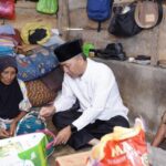 Sowan ke Warga, Pj Bupati Apriyadi Door to door Bagikan Daging Kurban