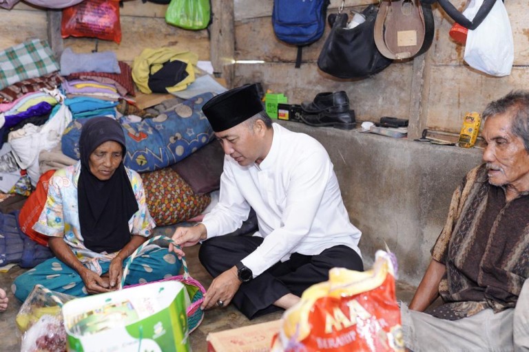 Sowan ke Warga, Pj Bupati Apriyadi Door to door Bagikan Daging Kurban