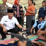 Pj Bupati Apriyadi Borong 500 Pasang Sandal Jepit Handmade Petani Karet Plakat Tinggi