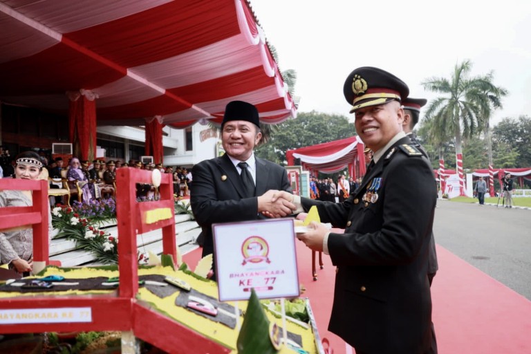 Gubernur Sumsel Terima Pengharagaan Pin Emas Dari Kapolri 