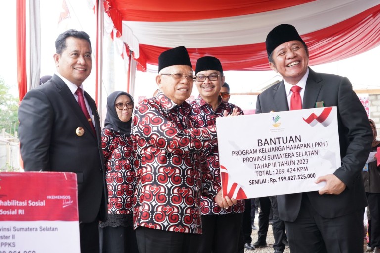 Gubernur Sumsel Dampingi Wapres Tinjau Program Bedah Rumah di Kabupaten Banyuasin