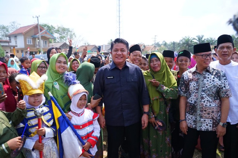 Hadiri Bersih Desa di Kabupaten OKU, Herman Deru Dengar Langsung Keluhan Warga