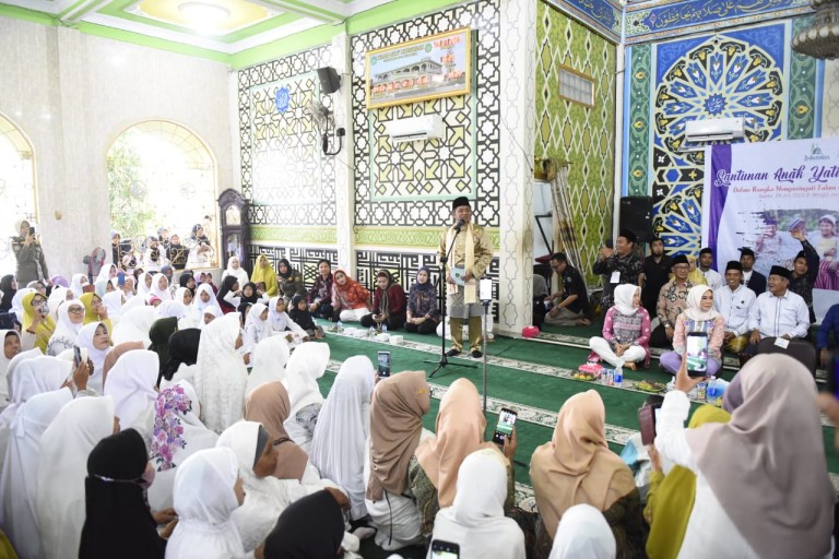 Gubernur Berikan Santunan Anak Yatim Sekaligus Serahkan Mobil Ambulance di Gelumbang