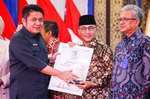 Pj.Bupati H. Apriyadi Mahmud Terima Sertifikat 1001 Inovasi Energi Baru Untuk Negeri Dari Bumi Sriwijaya