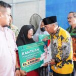 Meski Hari Libur, Pj Bupati Apriyadi Lakukan Kunker dan Beri Bantuan UMKM