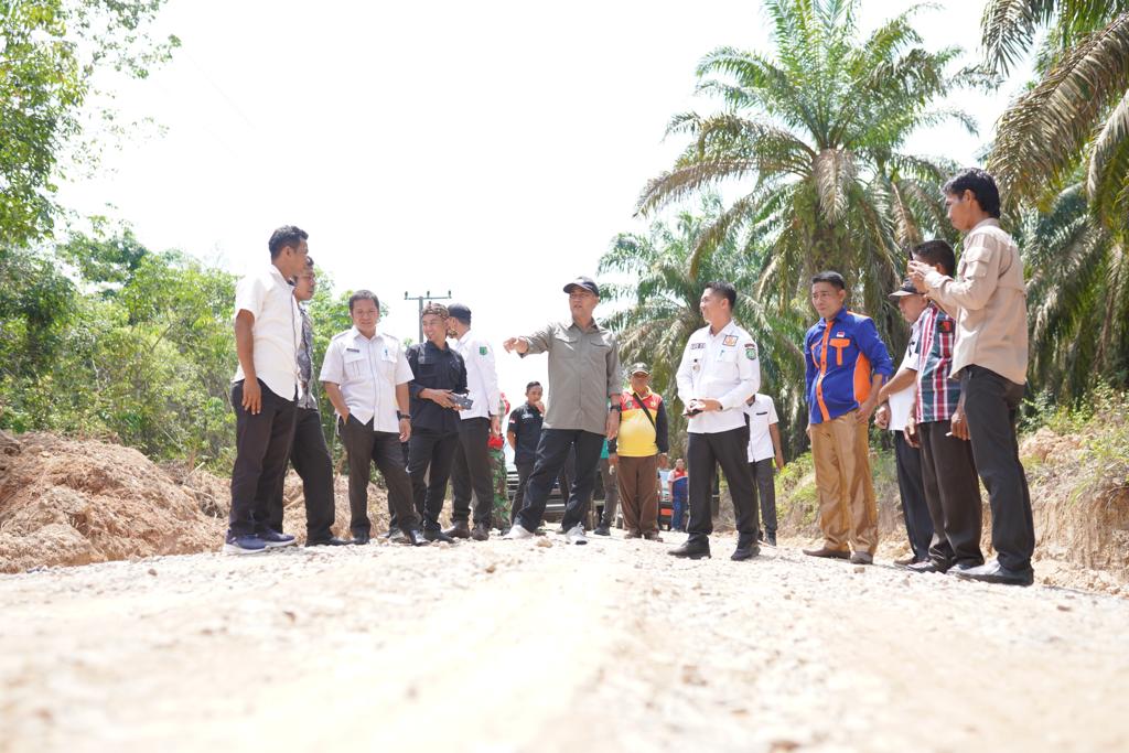 Pj Bupati Apriyadi Bangun Jalan Pelosok, Pangkas Jarak Tempuh Hingga Puluhan Kilometer