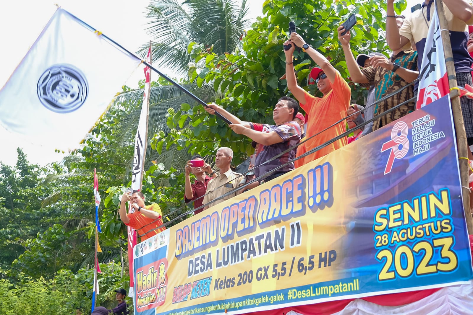 Meriah! Warga Antusias Saksikan Balap Ketek di Desa Lumpatan