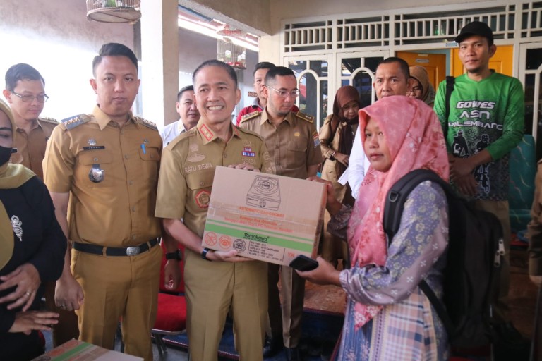 Usai Ibadah Haji, Sekda Palembang Langsung Kunjungi Korban Kebakaran 36 Ilir