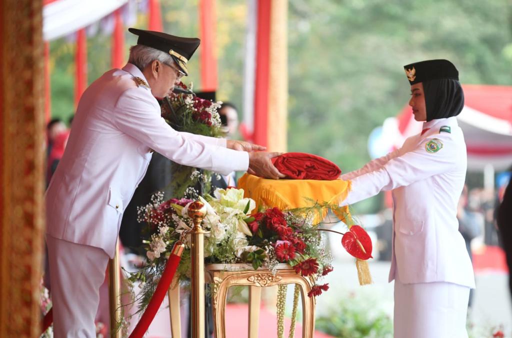 Upacara Penurunan Bendera HUT RI Dimeriahkan Marching Band dan Paduan Suara