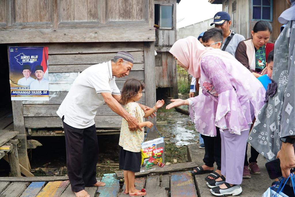 Feby Deru Santuni Korban Kebakaran Kelurahan Karanganyar Gandus