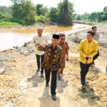 Seharian Ngantor di Keluang, Pj Bupati Apriyadi Cek Pembangunan Infrastruktur