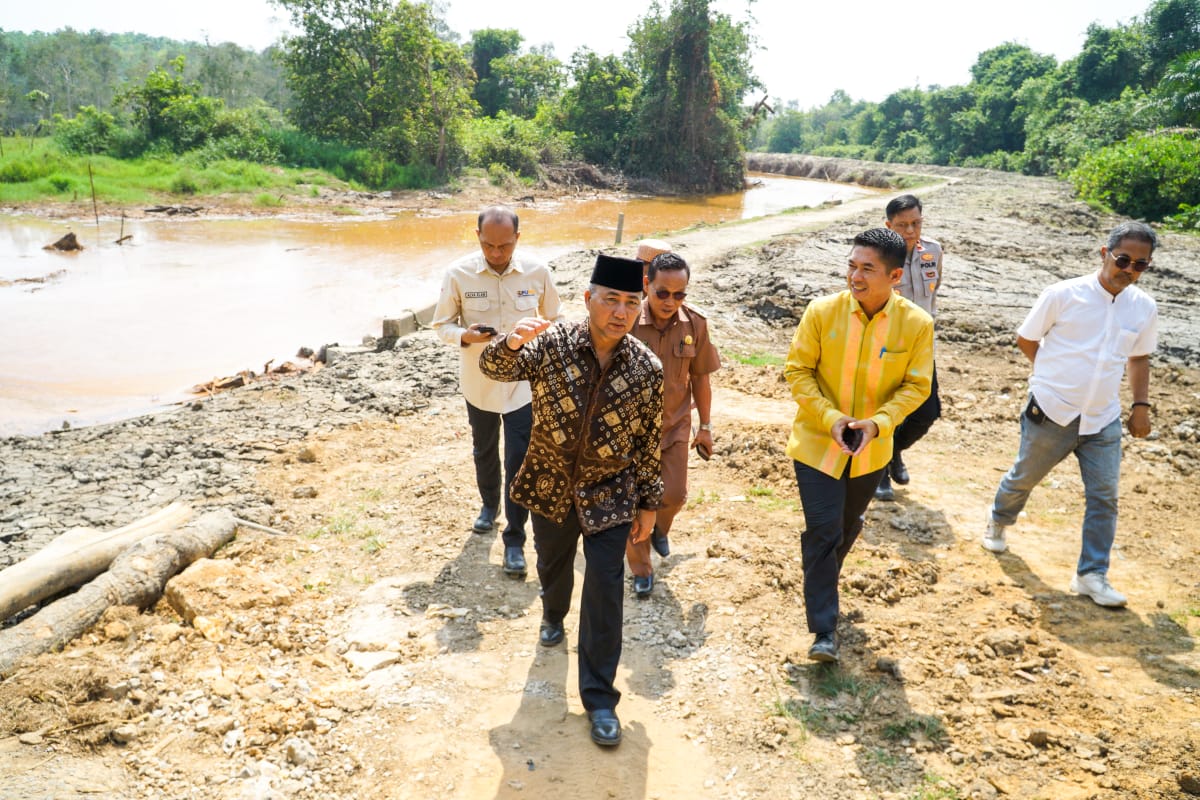 Seharian Ngantor di Keluang, Pj Bupati Apriyadi Cek Pembangunan Infrastruktur