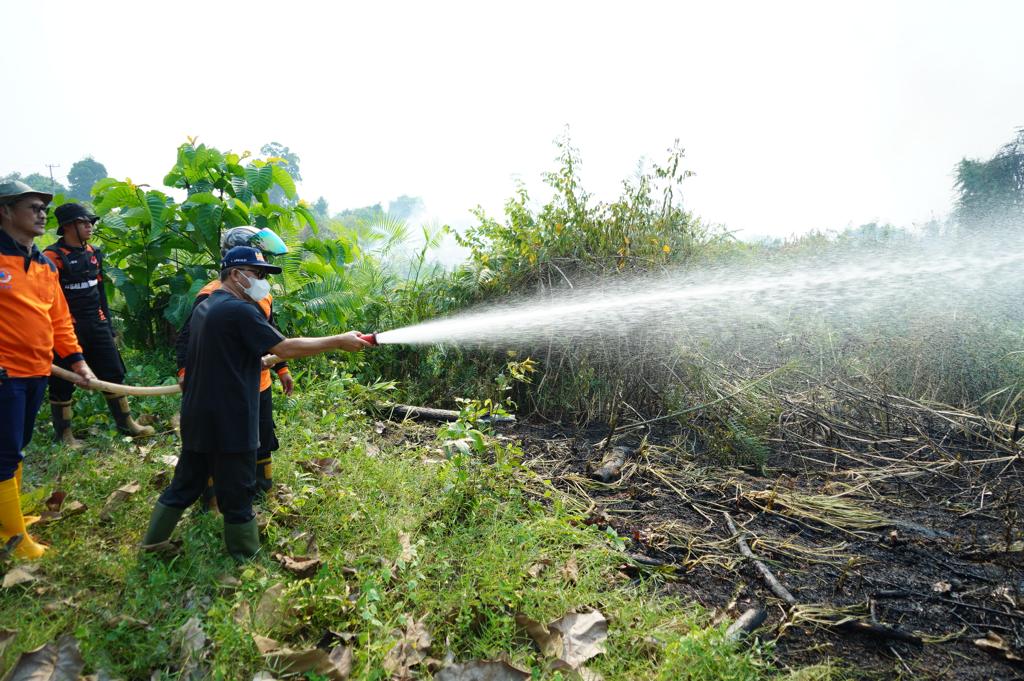 Bareng Petugas BPBD, Pj Bupati Apriyadi Padamkan Karhutlah di Dusun Lame