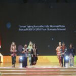 Kain Tajung Karya Feby Deru Pukau Penonton Fashion Show Pesona Tajung Diajang Kriyanusa 2023