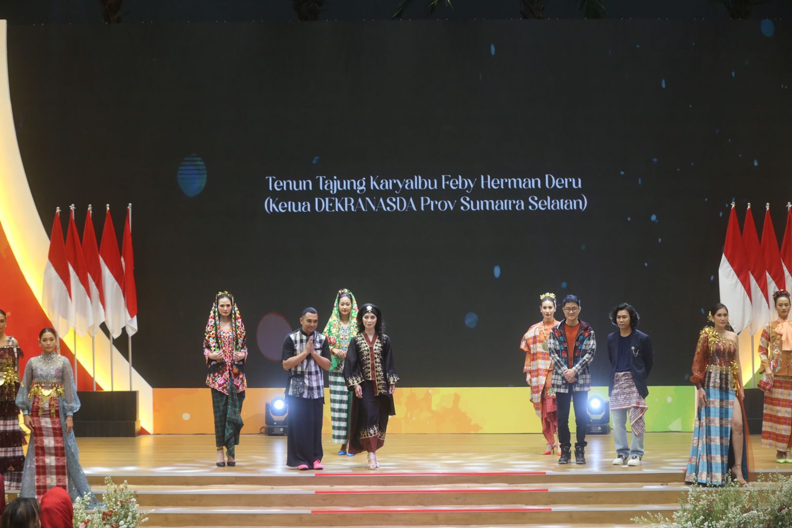 Kain Tajung Karya Feby Deru Pukau Penonton Fashion Show Pesona Tajung Diajang Kriyanusa 2023