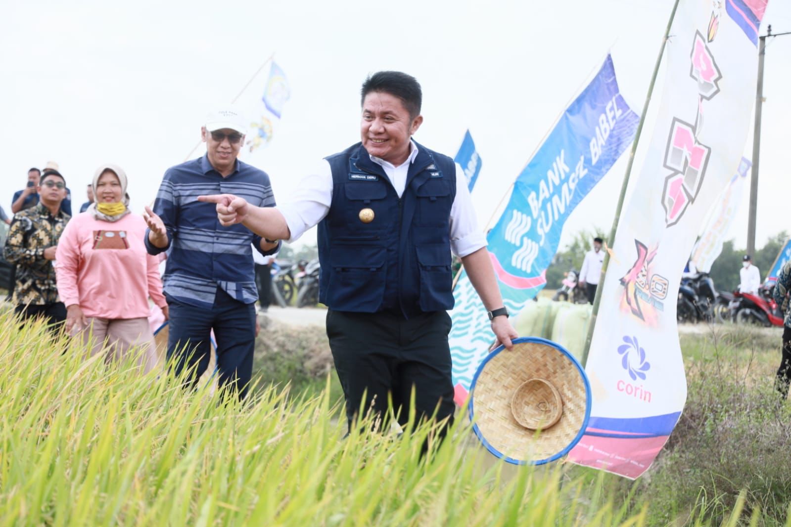 Gubernur Sumsel Serahkan Bantuan Pertanian dari Pemkab OKU Timur untuk Semangati Petani