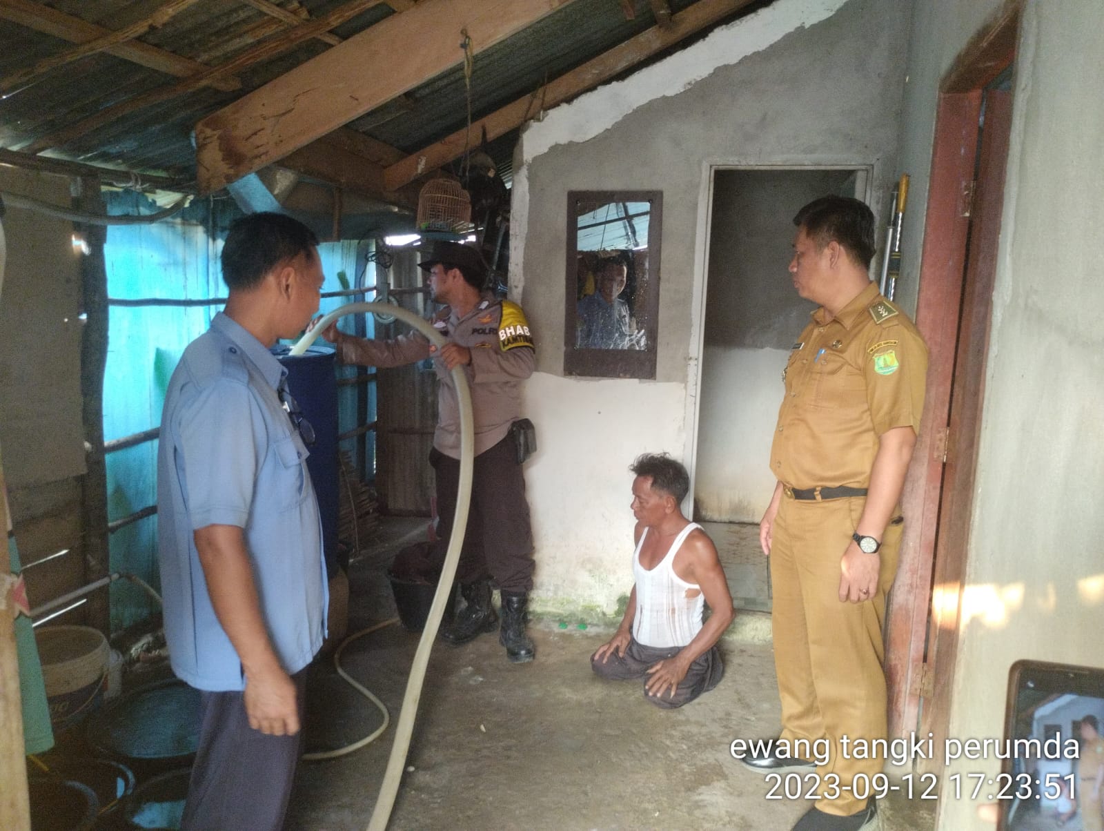 Kemarau Sebulan Ini, Pj Bupati. Apriyadi Salurkan Bantuan Air Bersih Buat Warga